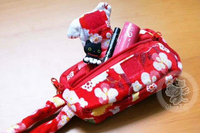 Porte appareil KAWAII avec 3 pochettes - chat japonais - maneki neko - www.chezfee.com